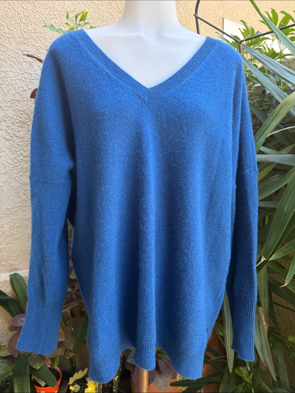 Max Studio Dark Teal Classic V-Neck Cashmere Knit Sweater in Deep Blue